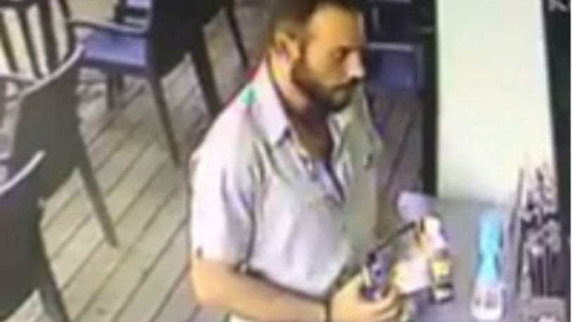 Θρασύτατος κλέφτης αρπάζει το κουτί με τα φιλοδωρήματα των σερβιτόρων (βίντεο)